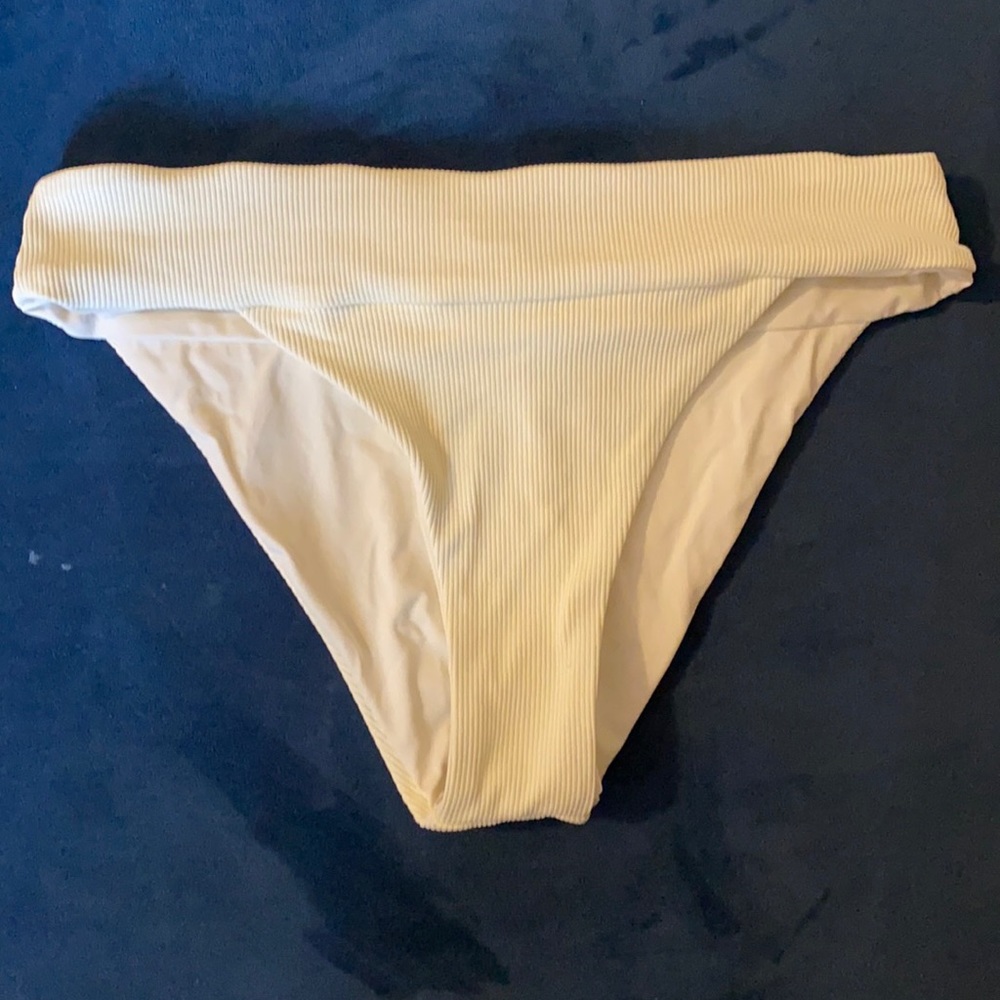 L Space M Medium Never worn cream colored bikini bottom
